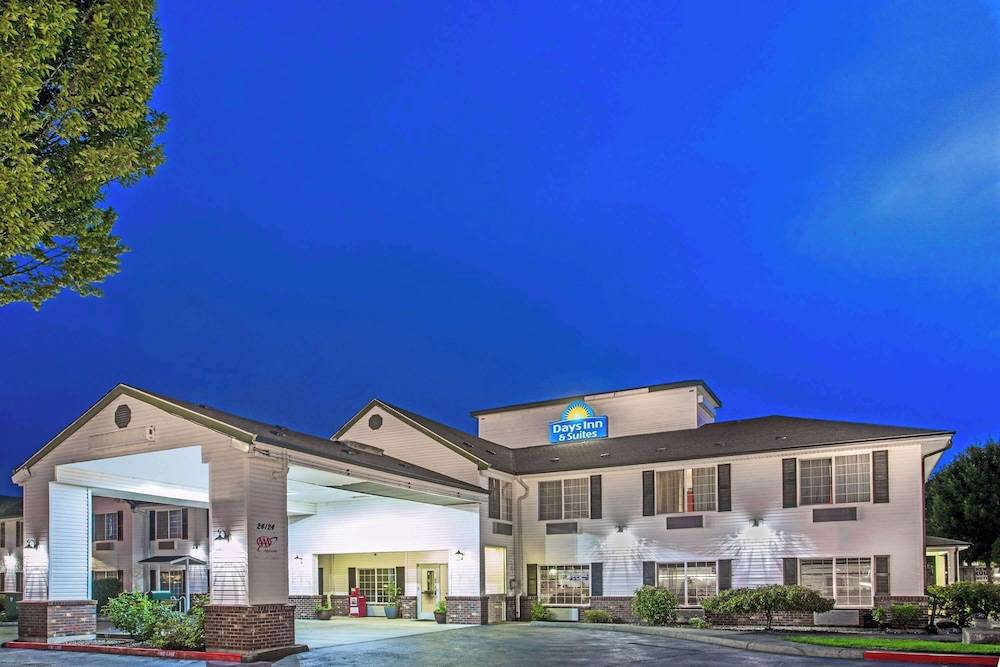 Days Inn & Suites by Wyndham Gresham 1