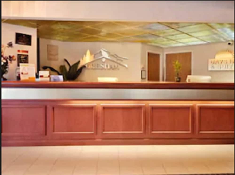 Days Inn & Suites by Wyndham Gresham 2