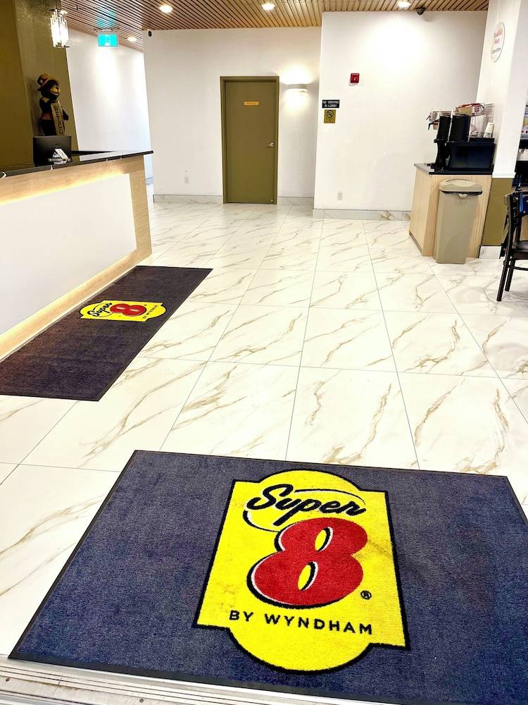 Super 8 by Wyndham Hinton 2