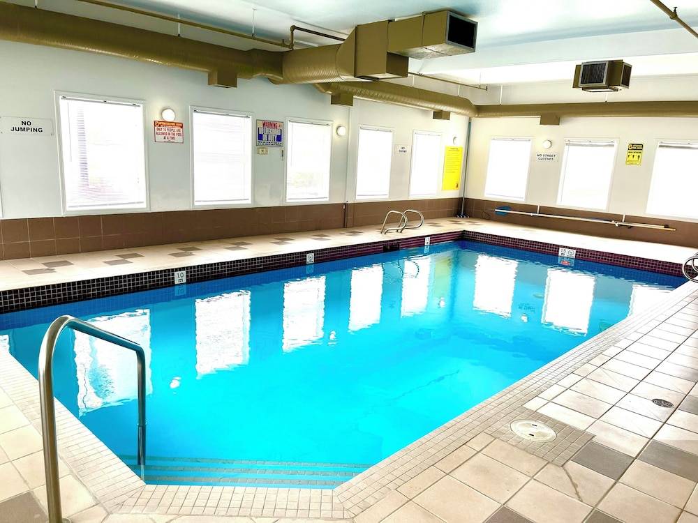 Super 8 by Wyndham Hinton 1