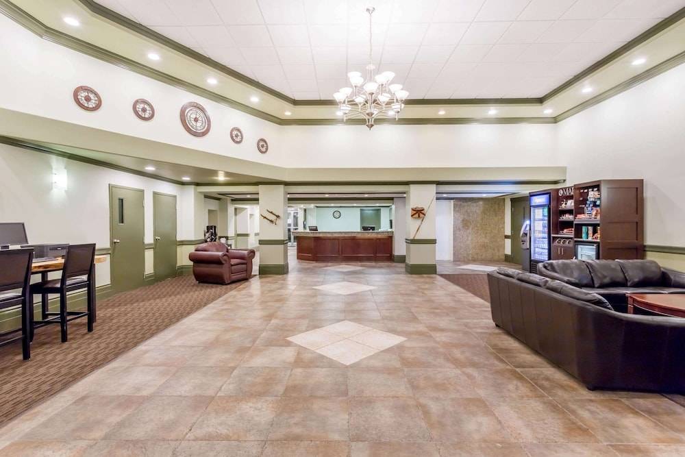 Ramada by Wyndham Hinton 1