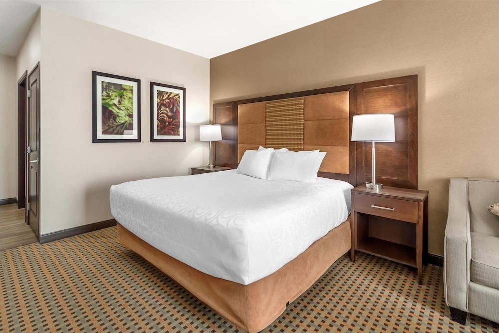 Best Western Plus Hinton Inn & Suites 1