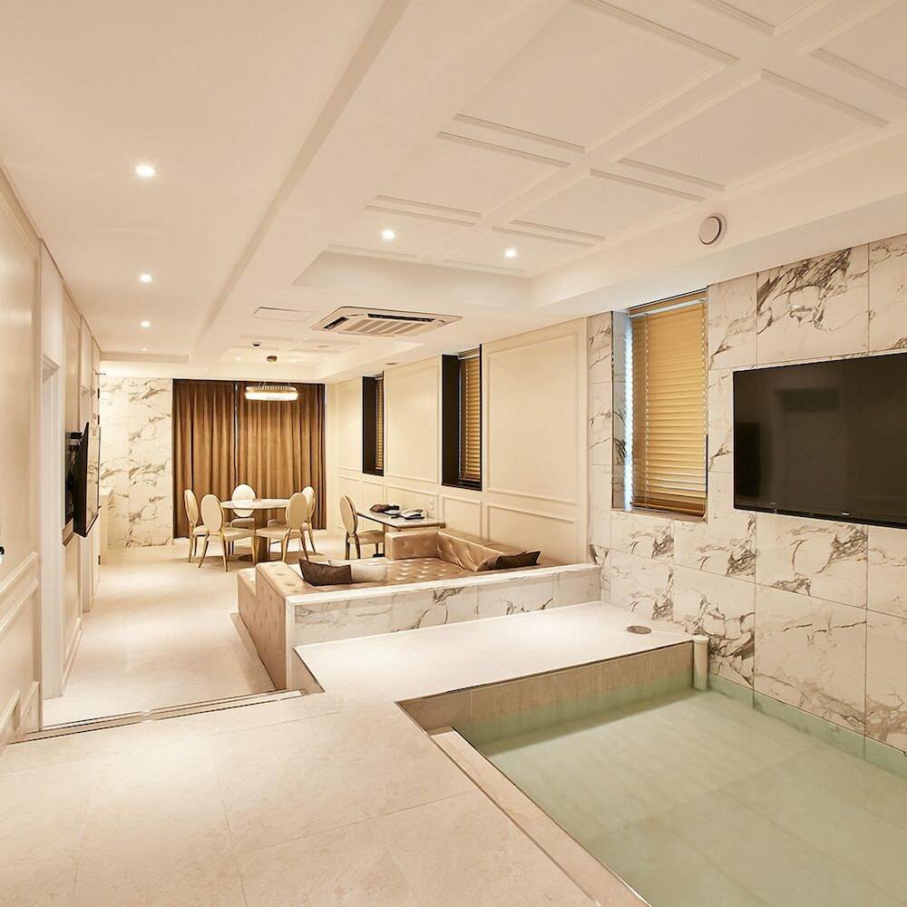 Hotel Wanted 1
