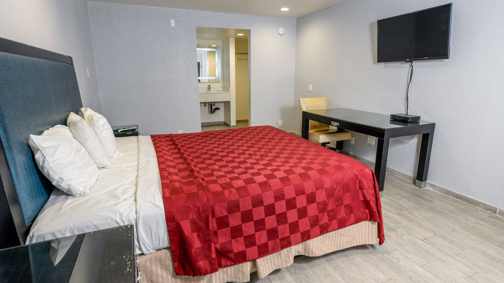 HOLLYWOOD INN EXPRESS LAX 2