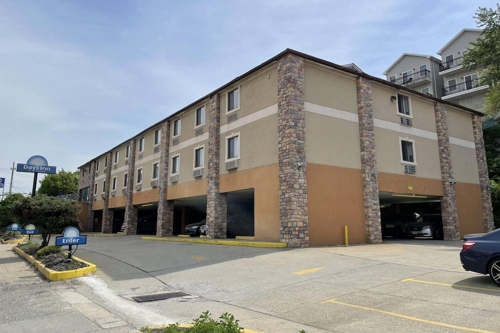 Days Inn by Wyndham Jersey City 1