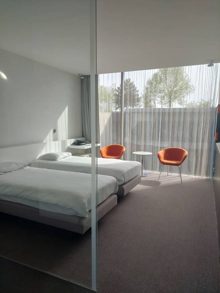 D-Hotel 1