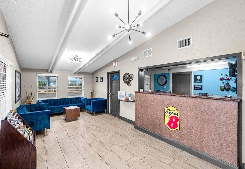 Super 8 by Wyndham Lantana West Palm Beach 2