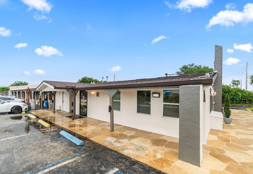 Super 8 by Wyndham Lantana West Palm Beach 1