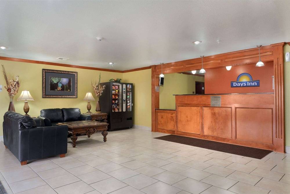 Days Inn by Wyndham Lumberton 2