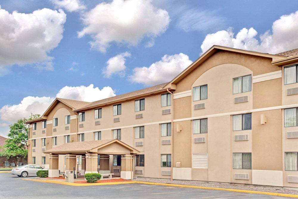 Super 8 by Wyndham Mokena/Frankfort /I-80 1