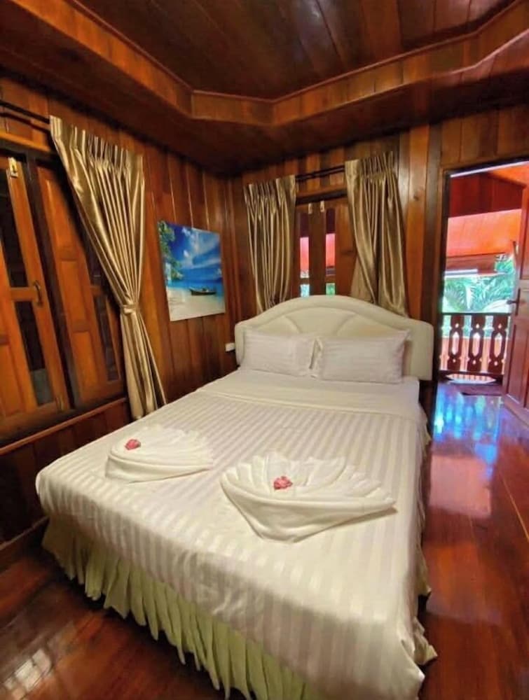 Ruan Mai Naiyang Beach Resort 1