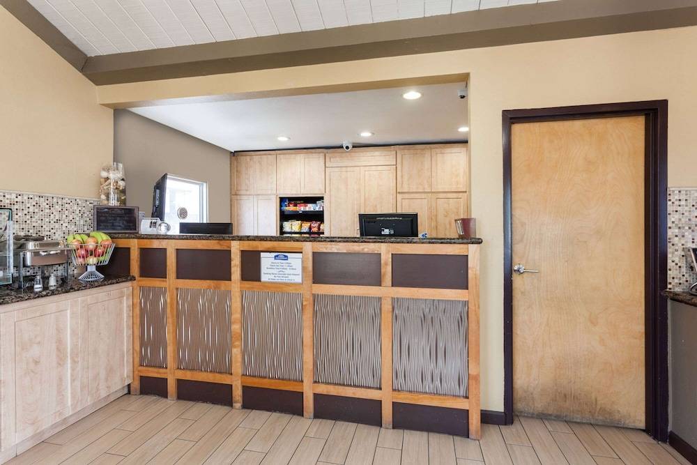 Howard Johnson by Wyndham National City/San Diego South 2