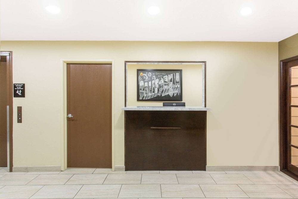 Super 8 by Wyndham National City Chula Vista 2