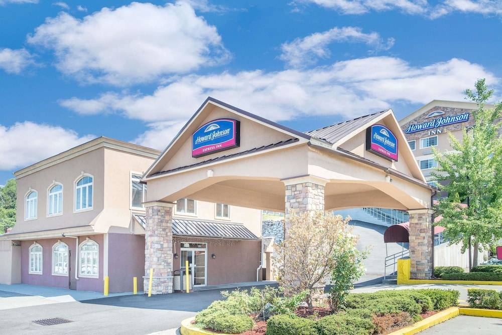 Howard Johnson by Wyndham North Bergen 1