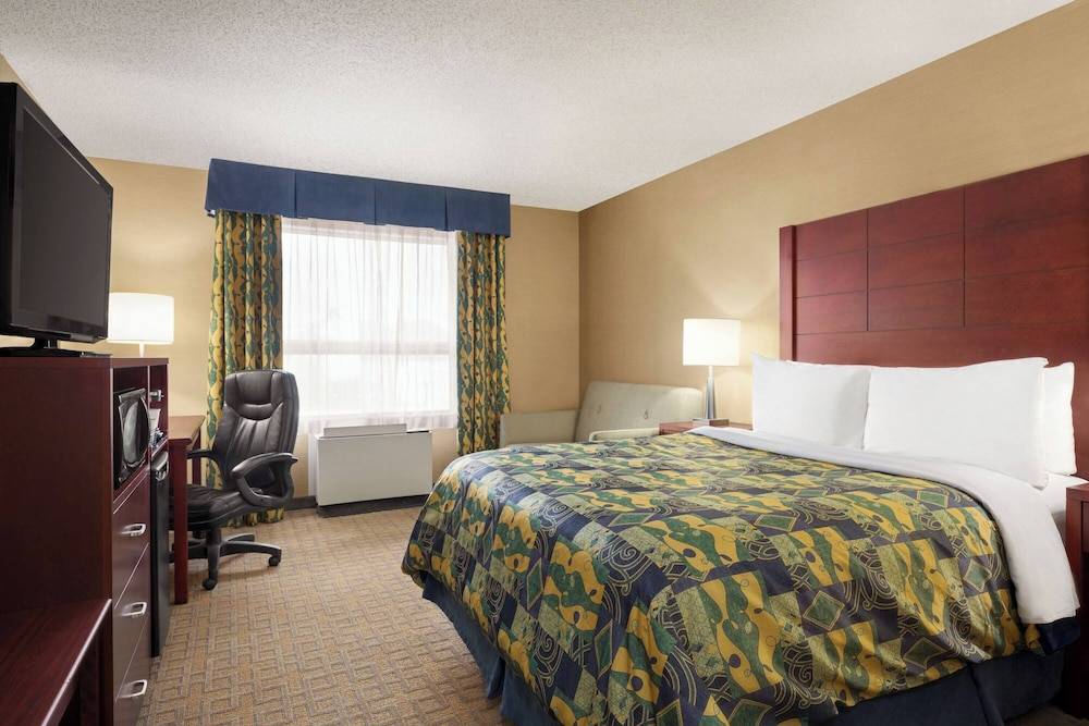 Travelodge by Wyndham Oshawa Whitby 2