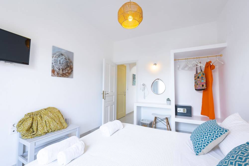 Akrotiri Hotel 2
