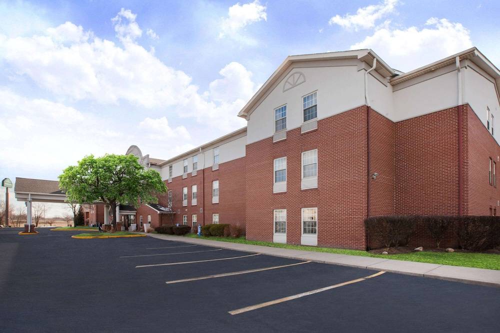 Wingate by Wyndham Roseville/Detroit 1