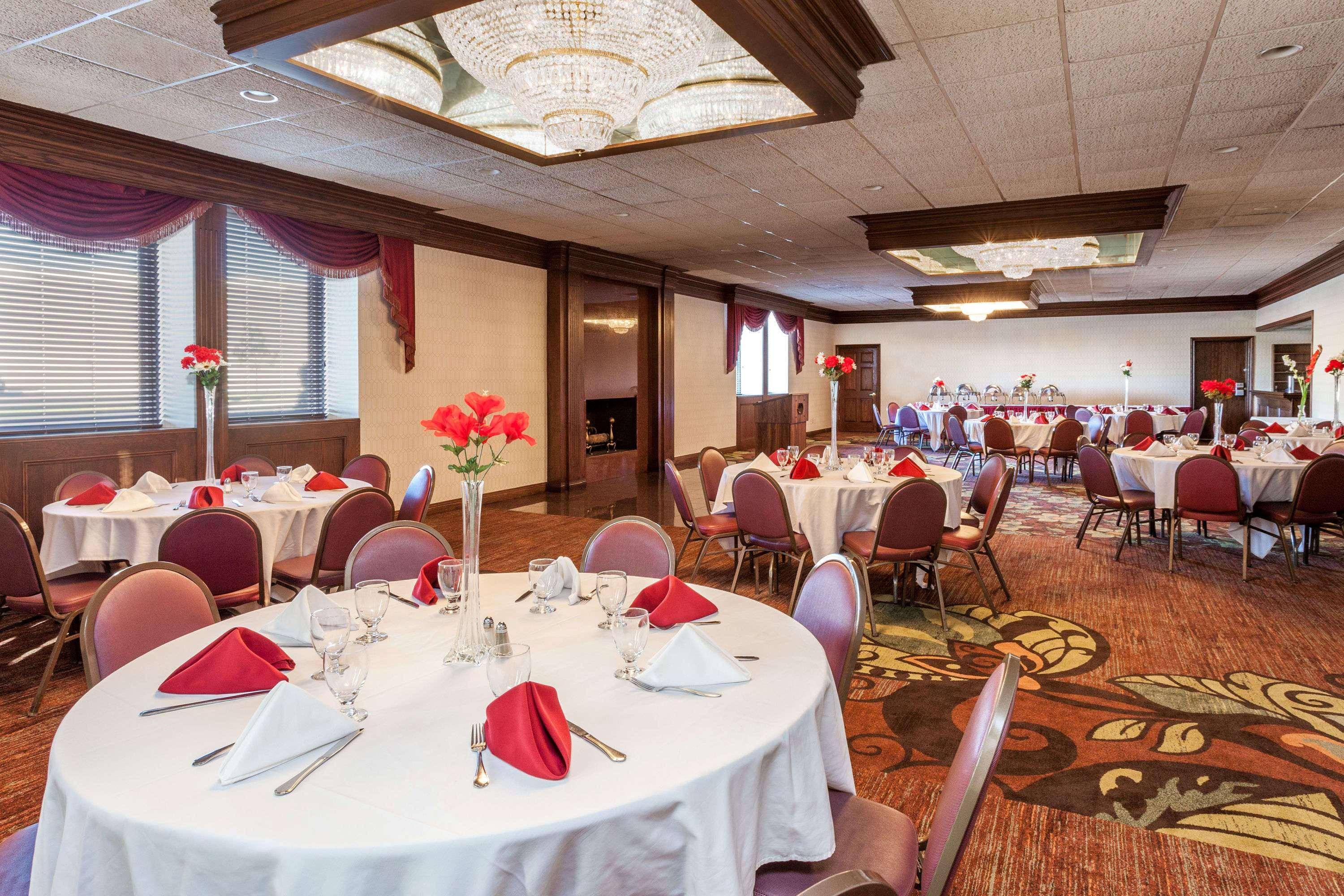 Days Inn & Suites by Wyndham Roseville/Detroit 2