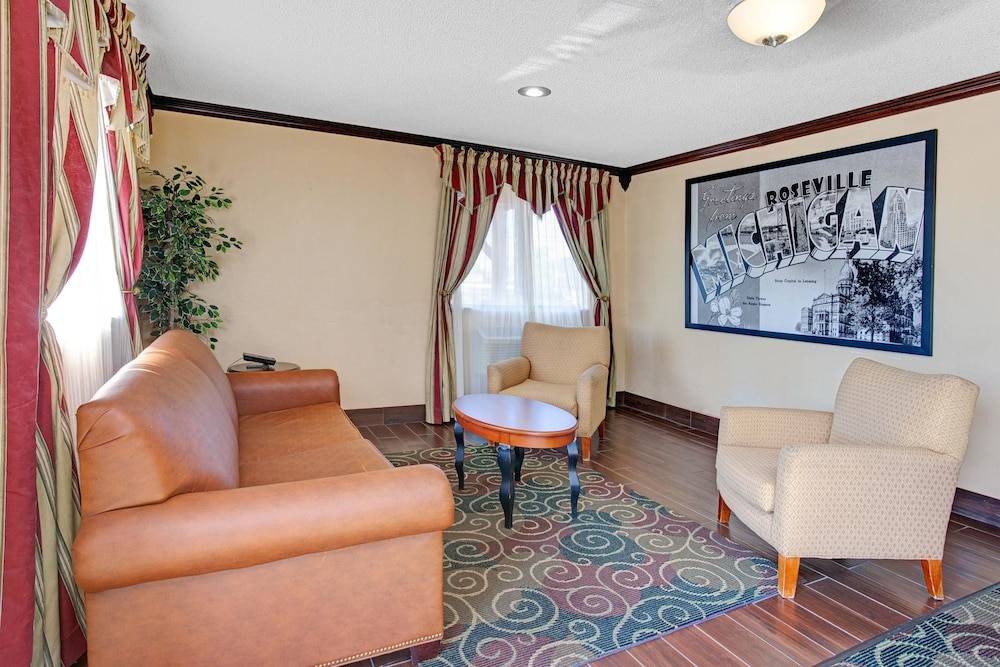 Super 8 by Wyndham Roseville/Detroit Area 1