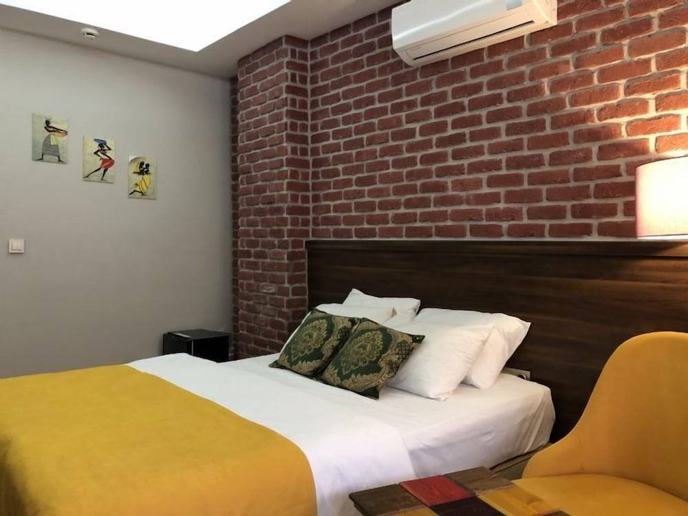 GRAND DELUXE HOTEL 1