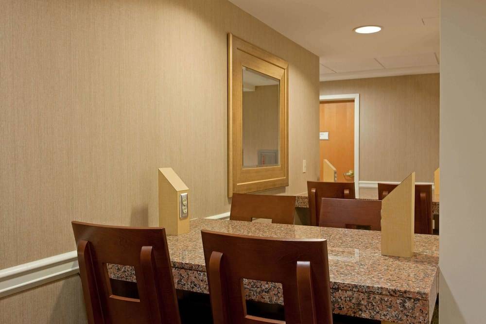 La Quinta Inn & Suites by Wyndham Boston Somerville 2