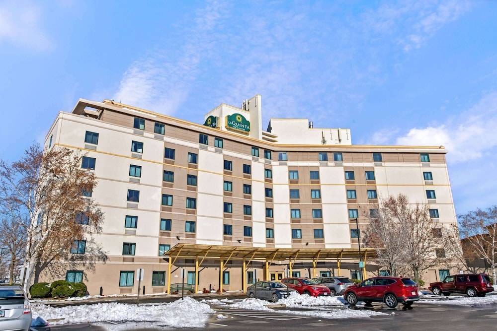 La Quinta Inn & Suites by Wyndham Boston Somerville 1
