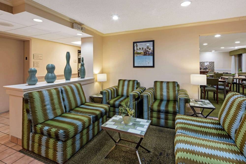 La Quinta Inn & Suites by Wyndham Sawgrass 2