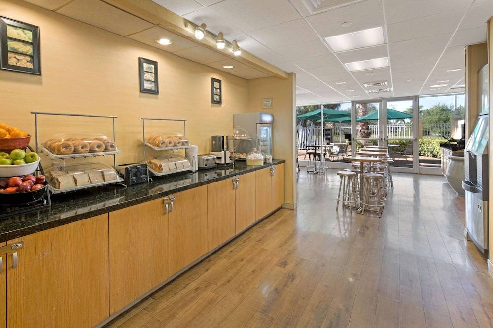 La Quinta Inn & Suites by Wyndham Sunrise 1