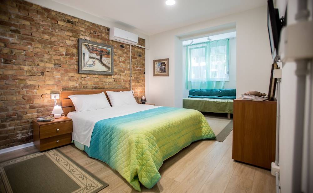 B&B Artistic Tirana 2