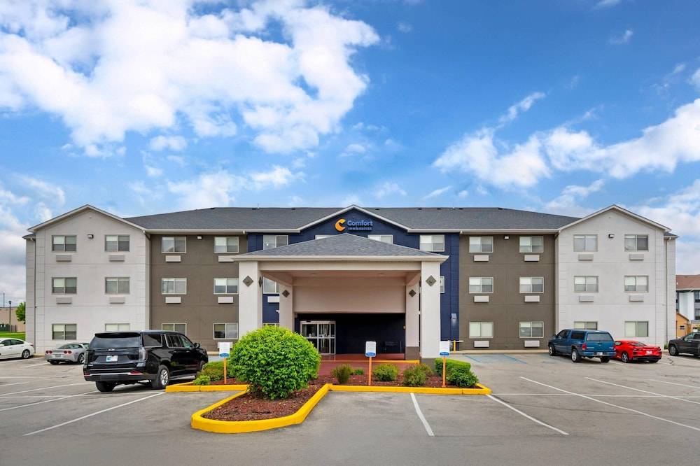 Comfort Inn & Suites North Greenfield 1