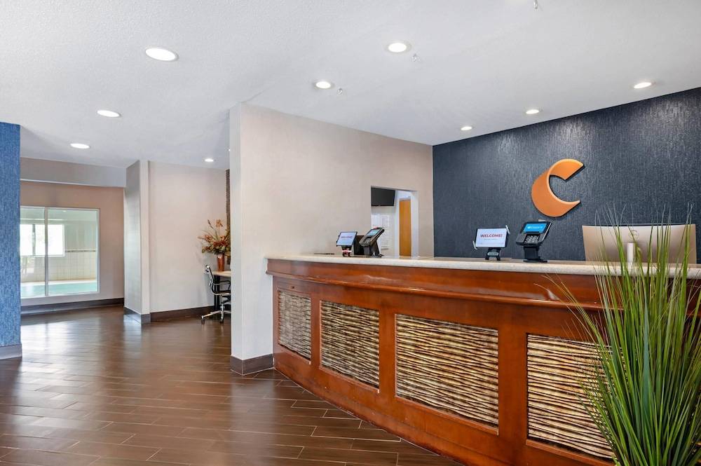 Comfort Inn & Suites North Greenfield 2