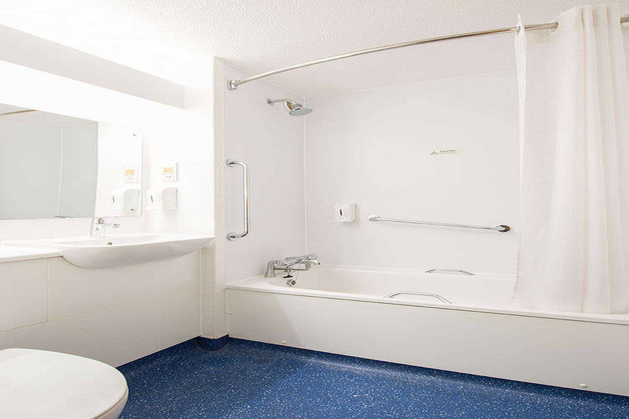 Travelodge Bristol Severn View M48 1