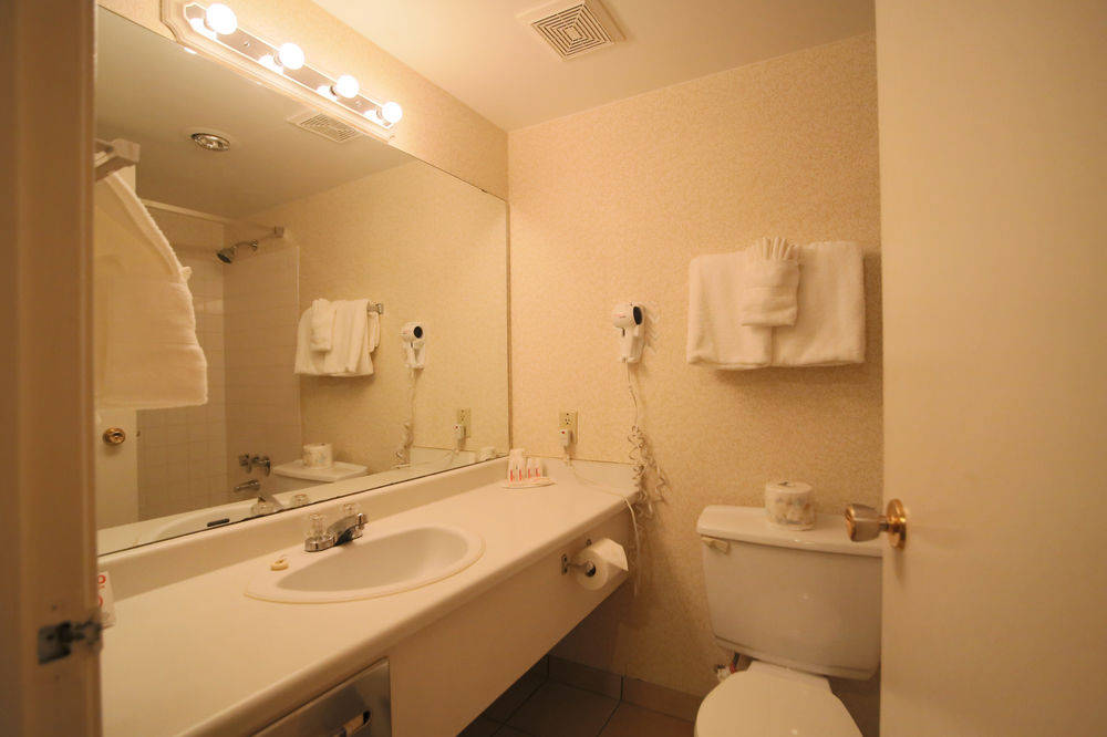 HOWARD JOHNSON HOTEL VICTORIA 1