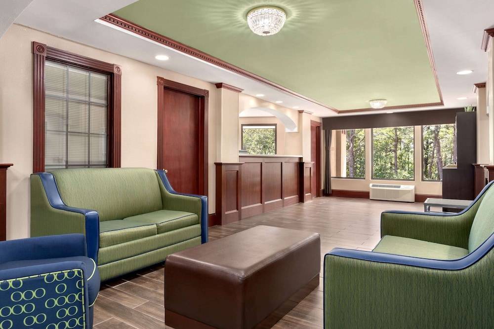 Super 8 by Wyndham West Greenwich/Providence 2