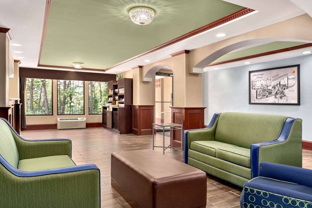 Super 8 by Wyndham West Greenwich/Providence 1