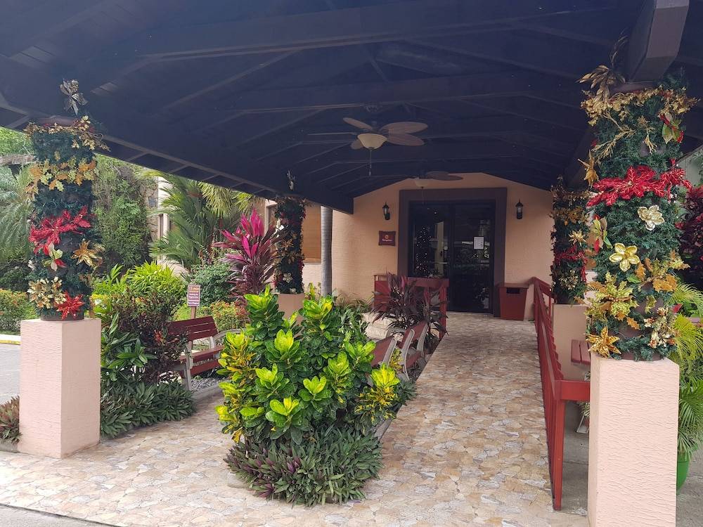 Clarion Suites Roatan at Pineapple Villas 2