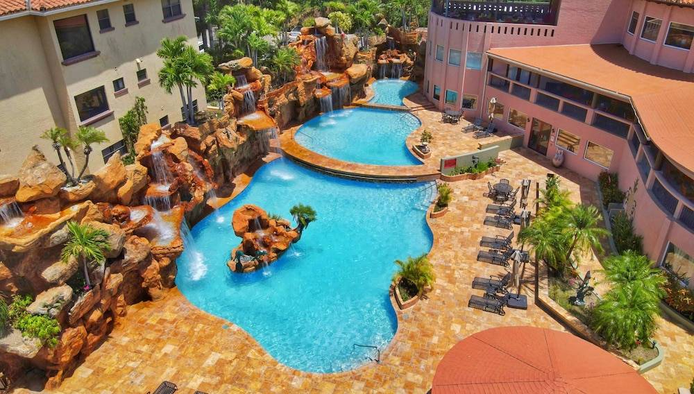 Clarion Suites Roatan at Pineapple Villas 1