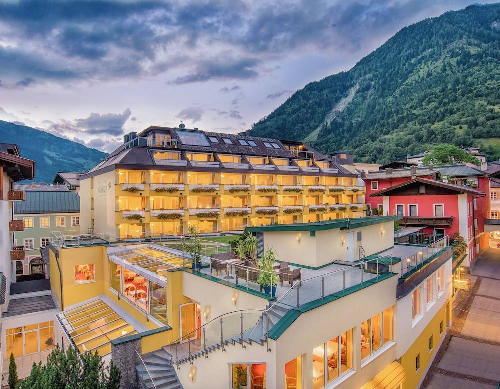 Hotel Norica - Thermenhotels Gastein mit dem Bademantel direkt in die Therme 1