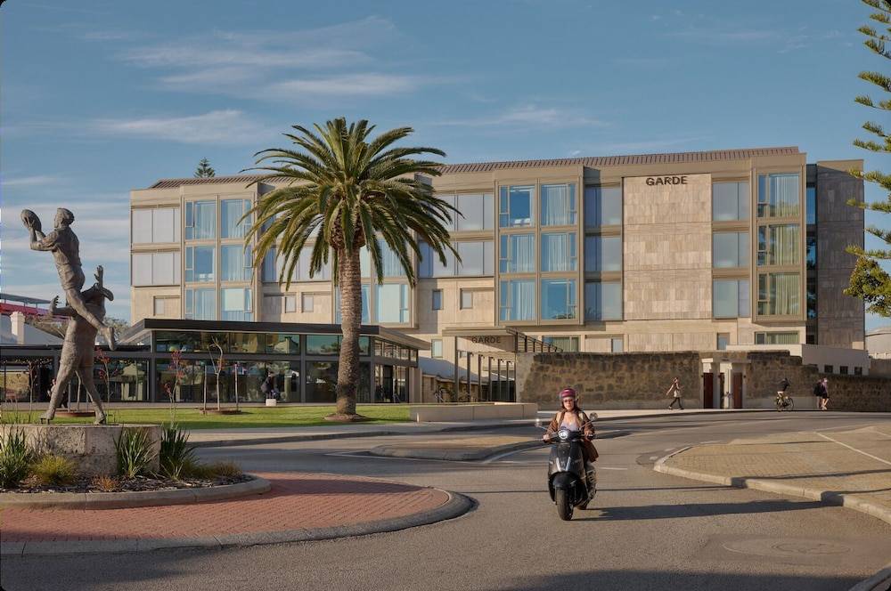 Garde and Warders Hotel 1
