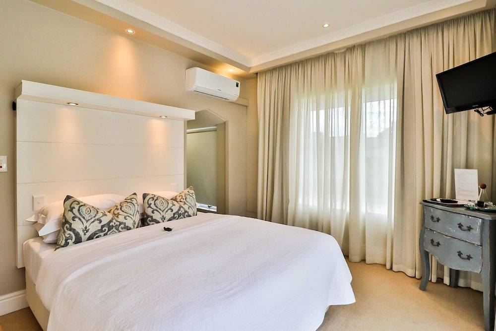 Hermanus Beachfront Lodge 2