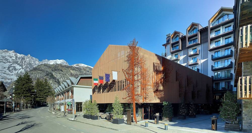 Le Massif Hotel & Lodge Courmayeur - The Leading Hotels of the World 1