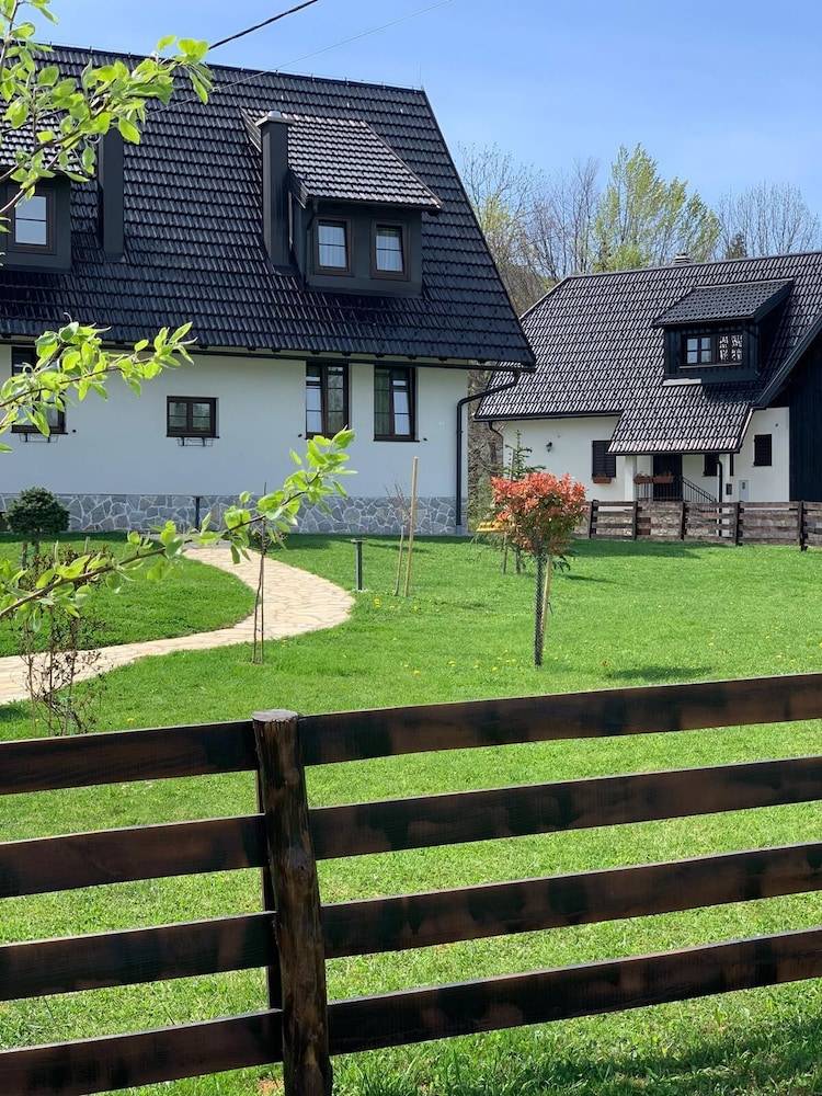 Plitvice Falls Cottage - Luxury rooms & Dinner 1