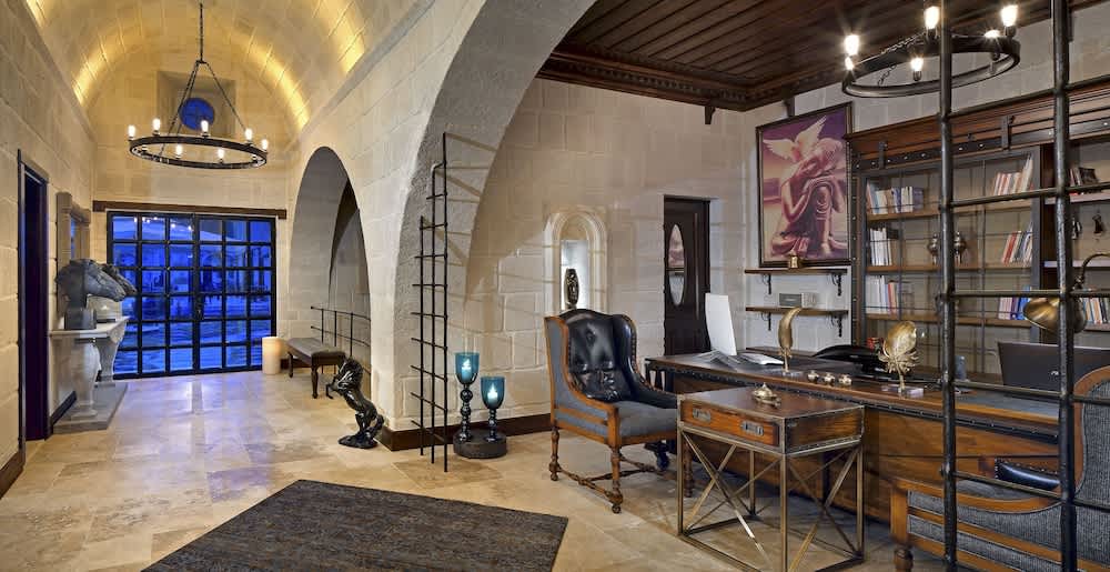 Seraphim Cave Suites & SPA 2