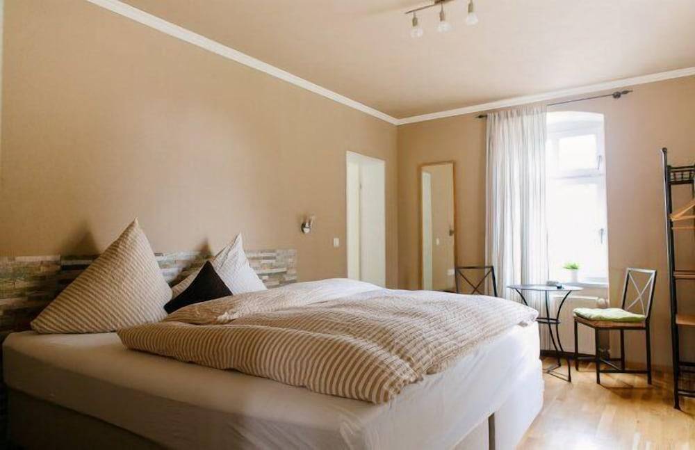 Landhotel Airport-Inn 1