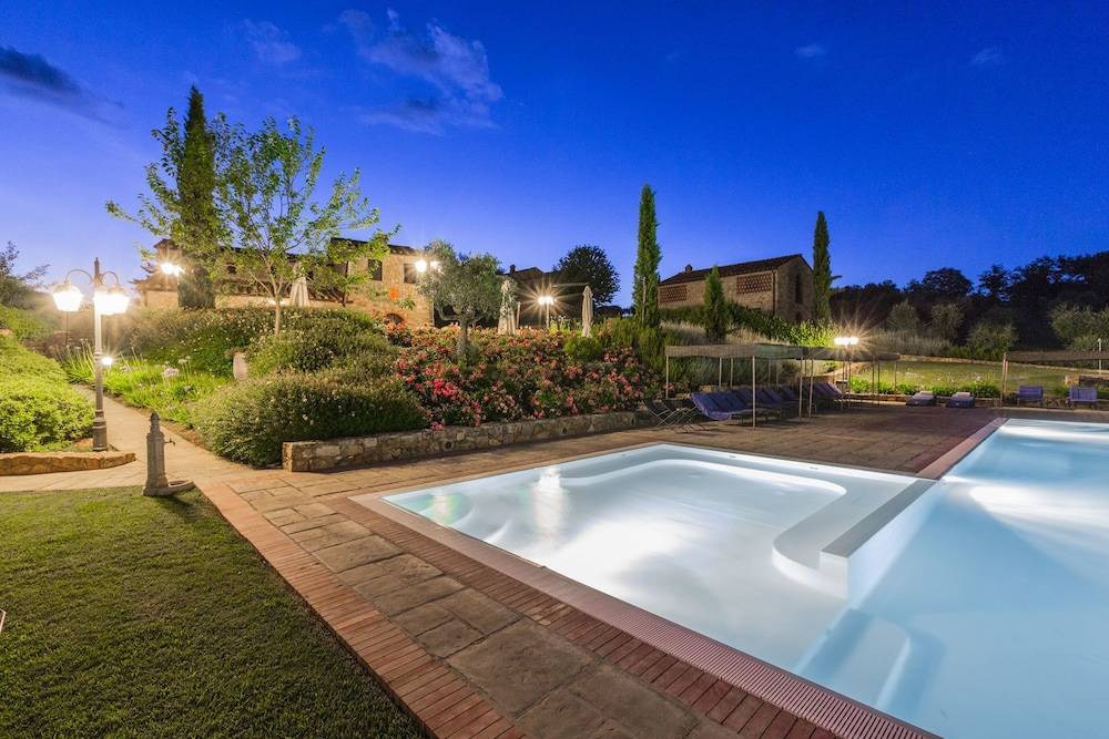Poggio Cennina Resort & I Borghi della Selvaccia 1