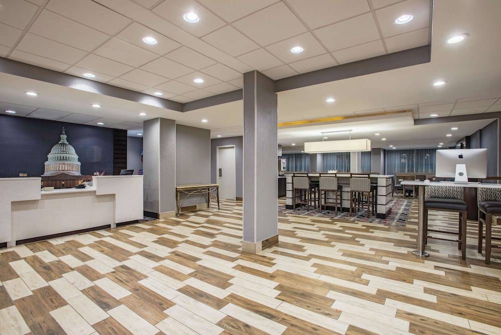 La Quinta Inn & Suites by Wyndham DC Metro Capital Beltway 2