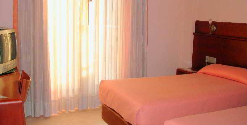 Hotel Sant Quirze De Besora 2