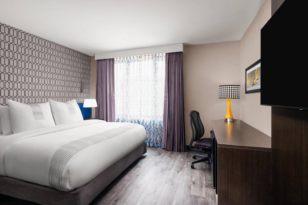 GLō Best Western Bronx NYC 1