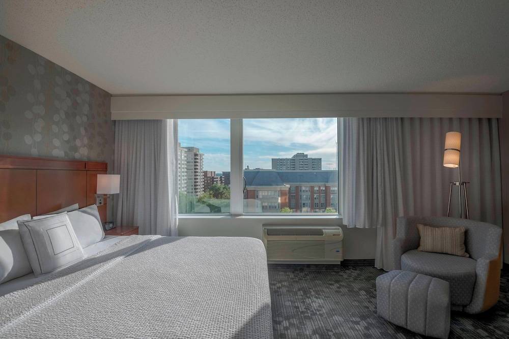 Courtyard by Marriott Bethesda Chevy Chase 1