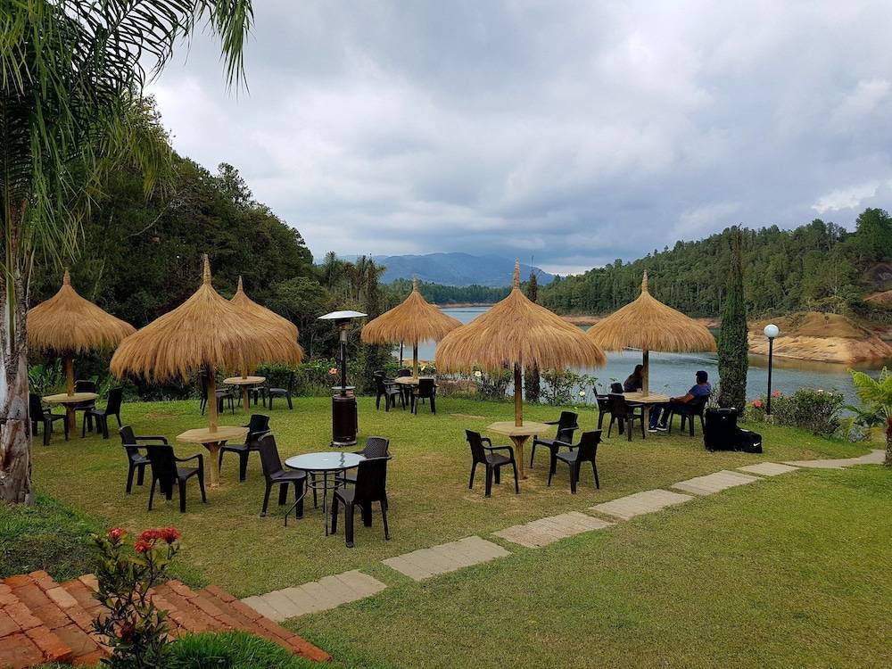Hotel Pietrasanta Cabañas frente a la Represa Peñol Guatape 2